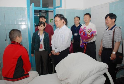 副市长冯艳飞到市人民医院看望白血病患者