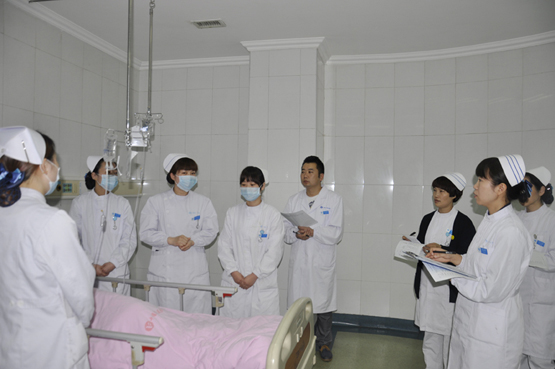 护理部成功举行床边护理交接班比评赛