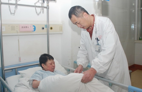 《9岁男孩撑起一个家》续：人民医院免费医治胜亲人