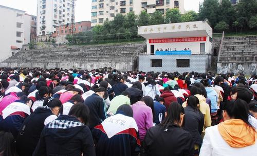 刘春华给郧县5300余名高中女生“送健康”