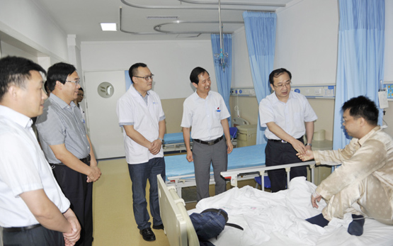 市委常委、组织部长刘荣山视察十堰人医