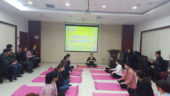 妇产中心“相约春天送健康”公益活动走进五堰商场