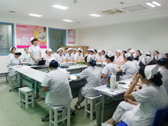 我院第二季度护理教学查房在产科顺利进行