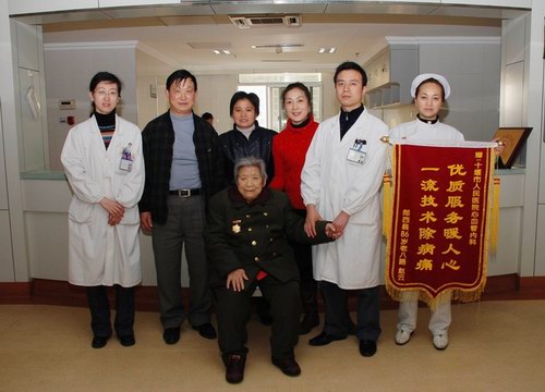 86岁老八路在市人民医院康复出院