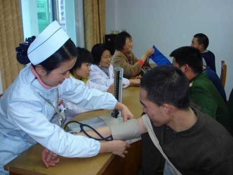 我院干部科医务人员双休义诊进军营