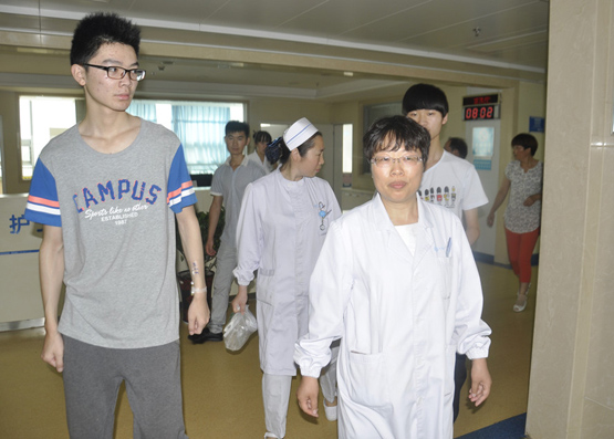 市人民医院救护车护送两位特殊考生赴考