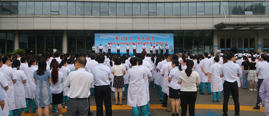 我院举行升旗仪式喜迎中国首届医师节