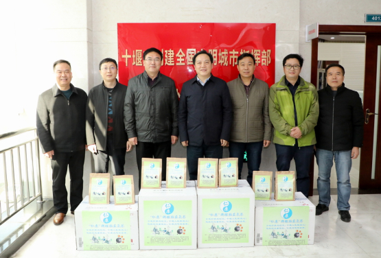 我院慰问市创文办干部职工