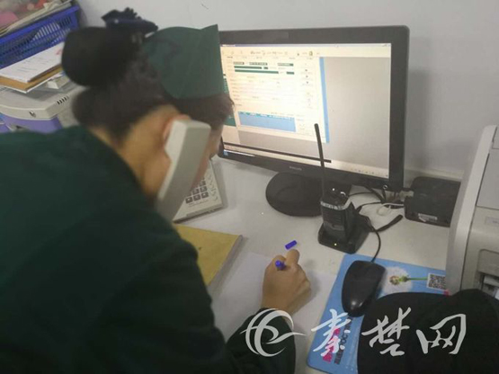 急诊科休息室里的团年饭