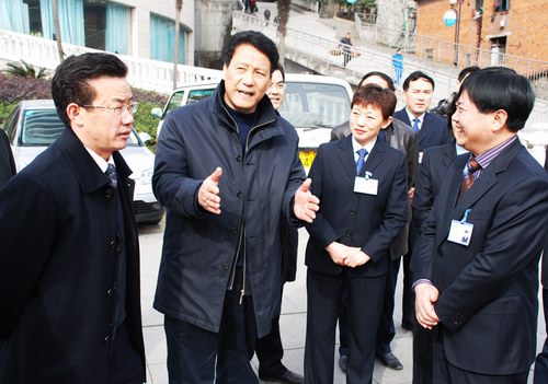 市长张嗣义到市人民医院视察