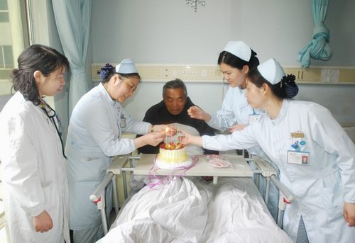 消化内科Ⅱ病区为四川老人过80大寿