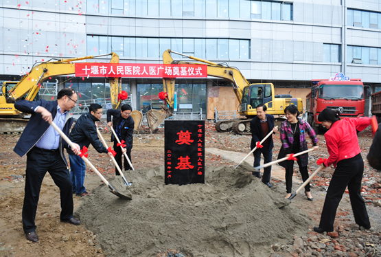 我院近万平米花园广场开工建设