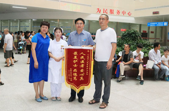 老太公交车上突发重病　　人医天使上班途中倾情施救
