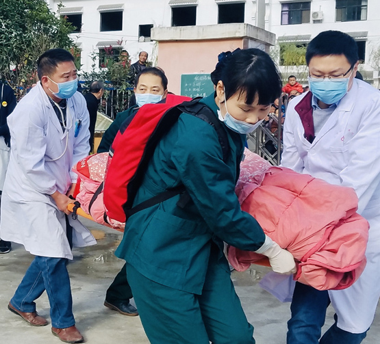 十堰人医直升机救援深山留守老人