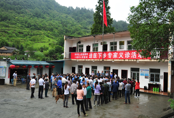 我院联合张湾区检察院开展送医下乡活动