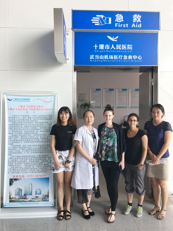 十堰市人民医院武当山机场急救中心真情服务外国病人