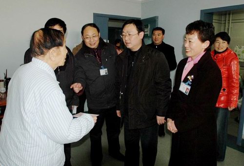 市委组织部长董卫民慰问住院老干部