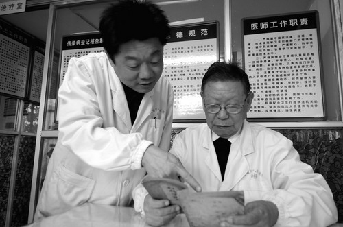 市人民医院解决中医绝技继承难题出新招——“学徒师”收下“教授徒”