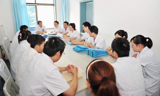 肿瘤中心党支部学习“治庸问责”相关精神