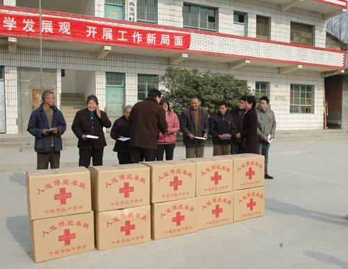 市人民医院领导给对口帮扶村“拜早年”