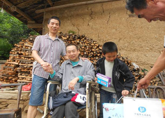 我院回访慰问救助竹山困难村民王金平