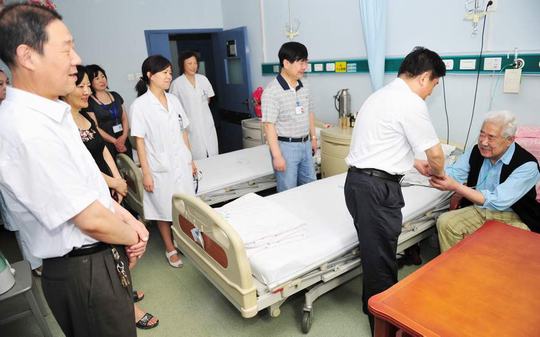 市卫生局党委书记陈耀林慰问我院离退休党员