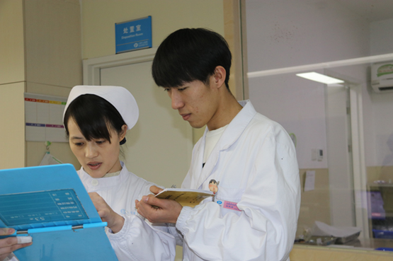 街头晕倒摔伤  市民、民警接力救助送医