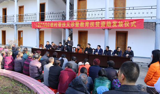 市人民医院联合市扶贫办赴茅箭区大坪村义诊