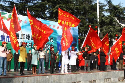 我院专家志愿者参与市“健康大礼包”发放仪式