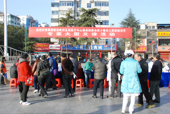 我院专家广场义诊受好评