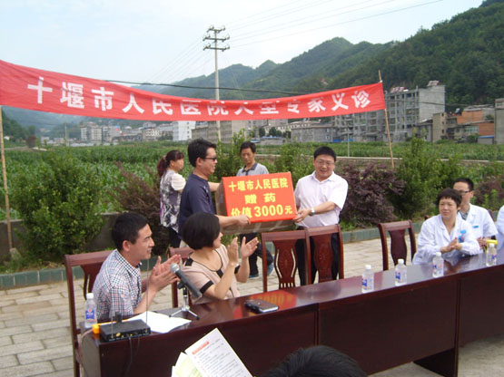 我院专家下乡义诊送医送药送健康