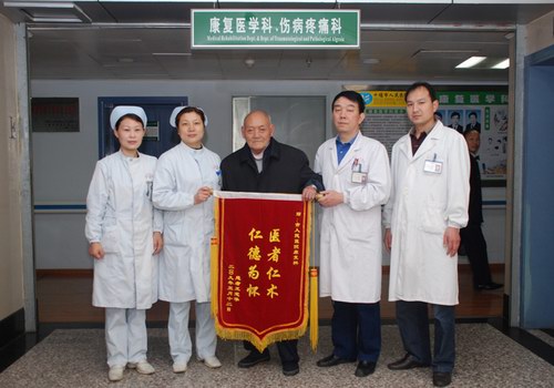 81岁偏瘫患者康复顺利行走自如